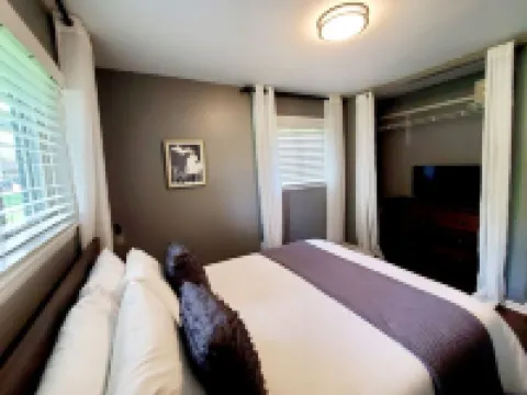 *New* Your Charming Clarkston Home Away From Home Hotels in Independence charter Township