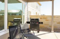 Reina Del Lago - BRAND NEW Lake LBJ, Private Heated Pool, Community Boat Ramp