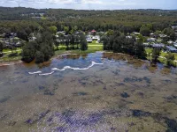 Lakefront 4 Bedroom House Các khách sạn ở Tuggerawong