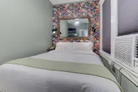 Tiny Trendy Traveler's Studio in Historic Midtown! - balcony