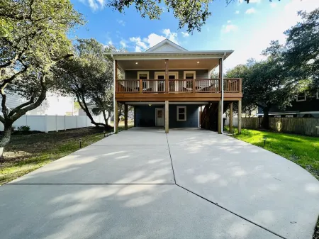 Poseidon's Getaway - Beach House: OUTDOOR HOT TUB, 2 King Beds, and 1 Queen Bed