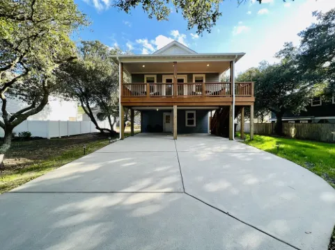 Poseidon's Getaway - Beach House: OUTDOOR HOT TUB, 2 King Beds, and 1 Queen Bed