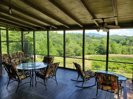Mountain view cabin, fully remodeled, huge screen in porch with panoramic view.