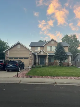 Refreshing View & Spacious Upper Level 3 BRs, 2 Full Bathrooms, patio & more!! Отели рядом с достопримечательностью «Медикал Сентер оф Орора»