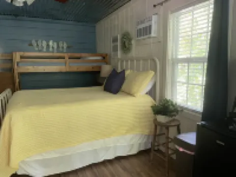 Mama Bears Cozy Creekside Cabin at Up The Creek