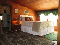 Just off I-77, Beautiful log cabin, antiques/wonderful experience for 2, wifi/TV