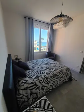 spacious Apartment 2 rooms on the sea side