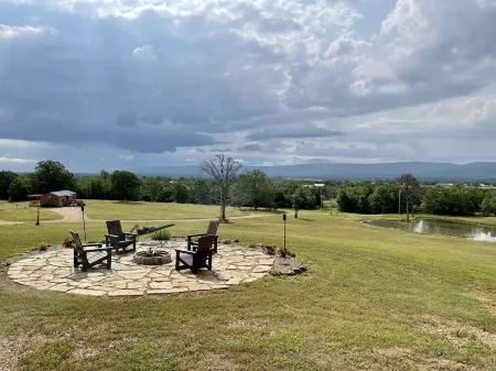 Spacious house with amazing mountain views in the Potato Hills