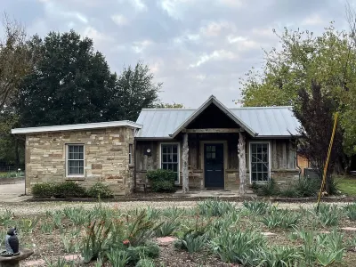 Upscale cottage on a farm in the middle of the city. Six miles to DFW airport.