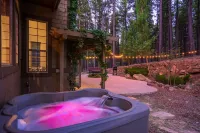 Flagstaff Retreat w/Mountain Views: Fire Pit, Hot tub, Fireplace, Near Snowbowl