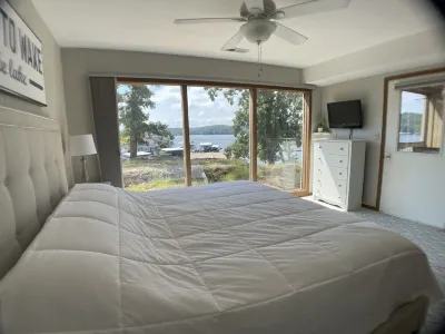 3bd/3ba condo, lake front, steps from lakeside pool, family fun, 5 star reviews! Hotels near Margaritaville Lake Resort Lake of the Ozarks