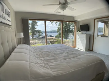 3bd/3ba condo, lake front, steps from lakeside pool, family fun, 5 star reviews! Отели в г. Осейдж Тауншип