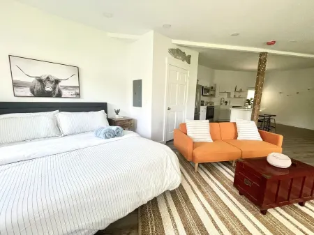 King Size Bed Big Smile Big Sunshine 1st FL Washer&Dryer