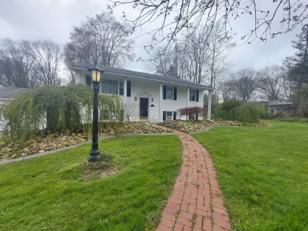 Your Conneaut Lake Getaway: Comfy 3Br Duplex, Hot Tub, Fenced Yard!