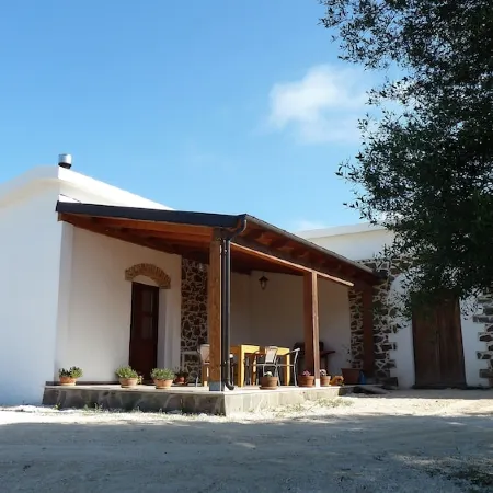 Sa Carruba - Typical rural house surrounded by greenery with panoramic views