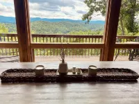 Cozy + Secluded 180 Degree Mountain View Cabin. Spring is here!