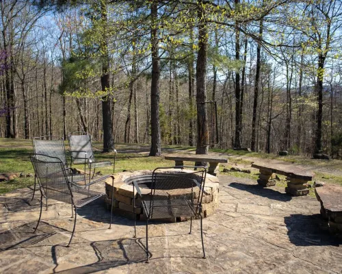 Hot Tub, Patio, and Fire Pit - Cooper's Ozark Cabin 約翰遜縣酒店
