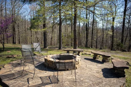 Hot Tub, Patio, and Fire Pit - Cooper's Ozark Cabin Отели в г. Шерман Тауншип