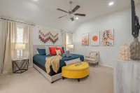 Houston/IAH Galore: Free Parking, 7 Beds, Sleeps 10, Wi-Fi & 10 Mins from IAH!