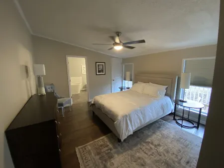 Lake Views from Great Deck, newly remodeled, Family members of all ages Отели в г. Ленауи Каунти