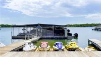 Cute, Cozy Condo on Lake Hamilton!  Great Location!