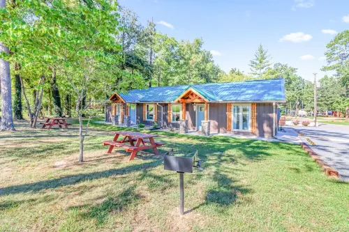 2 bedrooms, 2 baths, 1000 sq ft lodge close to the lake.