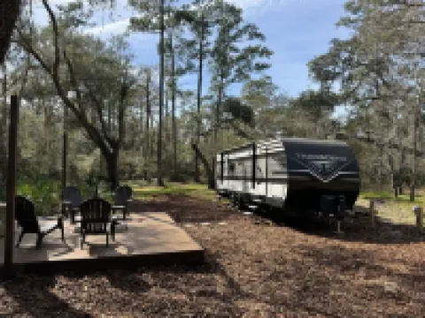 Cozy river front retreat on beautiful Withlacoochee River.  Near theme parks.