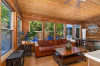 Boho-Ranch Retreat in Hip East Austin w Hot Tub and Cowgirl pool. - Private Pools