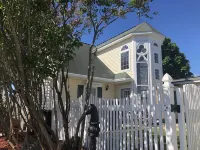 “The Carriage Haus Studio” downtown Mackinaw City! Hotel dekat Old Mackinac Point Lighthouse