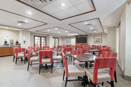 Comfort Suites Downtown Отели в г. Фэрвью-Шорс