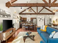 Designer Home in the Heart of Historic Dripping Springs-The Murray House Hotels in Dripping Springs