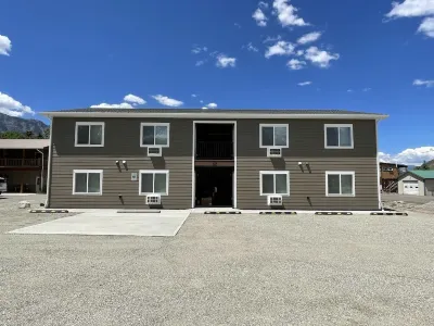 Yellowstone Retreat Rentals UA: two blocks from Yellowstone! Hotels near Roosevelt Arch