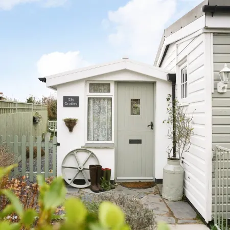 Quirky home with romantic shepherds' hut bedrooms and pretty garden near Padstow