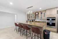 Serenity of West Palm Beach - 5 bed 4 bath Heated Pool and Hot Tub - 3 mi PBI Các khách sạn ở Haverhill