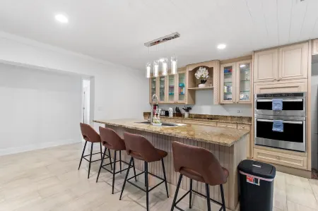 Serenity of West Palm Beach - 5 bed 4 bath Heated Pool and Hot Tub - 3 mi PBI Отели рядом с достопримечательностью «Маунтс Ботаникал Гарден»