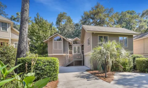 Family-oriented lagoon-side villa in Sea Pines close to Harbour Town