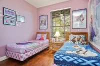 Palm Tree Paradise! Bright Tropical Fun with “Frozen” Bedroom - 3 mi from WDW