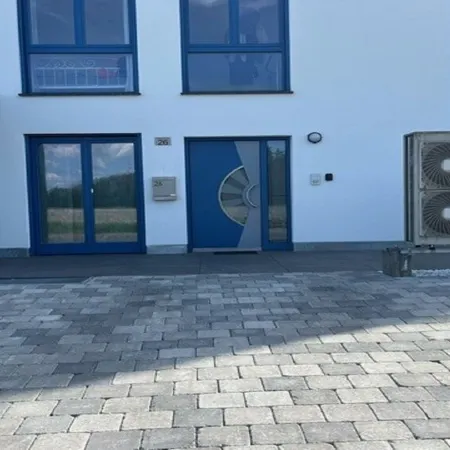 Moderne Ferienwohnung, Platz für 6 Gäste - 2 Schlaf-/ Wohn-/badezimmer, Terrasse Отели в г. Зинген