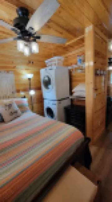 Cozy Cove. A cozy one bedroom tiny home.