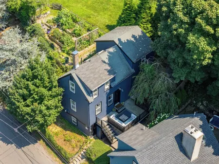 NEW 2BR Historic Marblehead Home+Minutes to Beach Отели в г. Марблхед