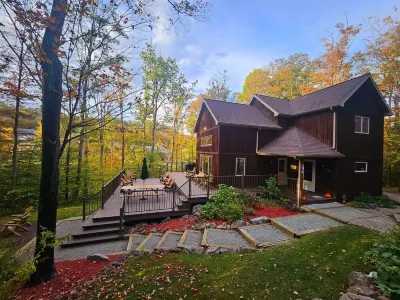 Modern Home in the Mountains- within walking distance to ski slopes!