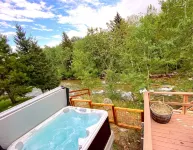 Log Cabin with Hot Tub Overlooking Rock Creek and Beartooth Mountains