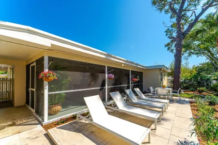 Fabulous 3 bedroom 3 bath home near the beach with massive garden Отели в г. Лантана