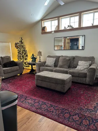 Rustic Cozy  Large 1-Bedroom, Queen Size Bedpriced Per-Person Rate