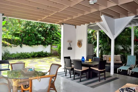 Gated cottage, 3 blocks to beach, A/C  Close to Tunnels. Lots of outdoor space Отели рядом с достопримечательностью «Лумахаи Бич»