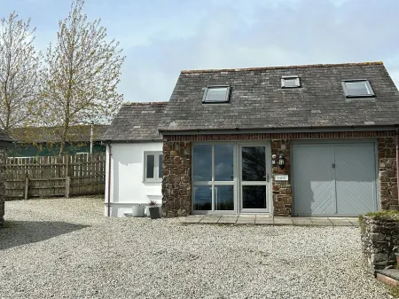 2 bedroom modern property in peaceful location close to the golf course