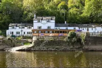 A terraced mews cottage close to the banks of the River Wye with beautiful views 住宿飯店