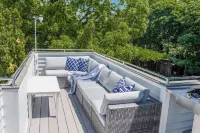 Private Rooftop Deck & Apartment with Water Views. Close to the Train to Salem!