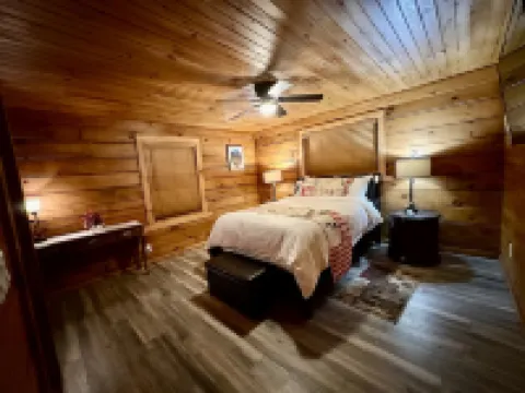 The Fabulous Black Hawk Log CabinFamily and Pet - friendly