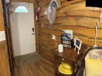 Cozy 200 ft tiny house with WiFi, AC, located in nature and close to so much.